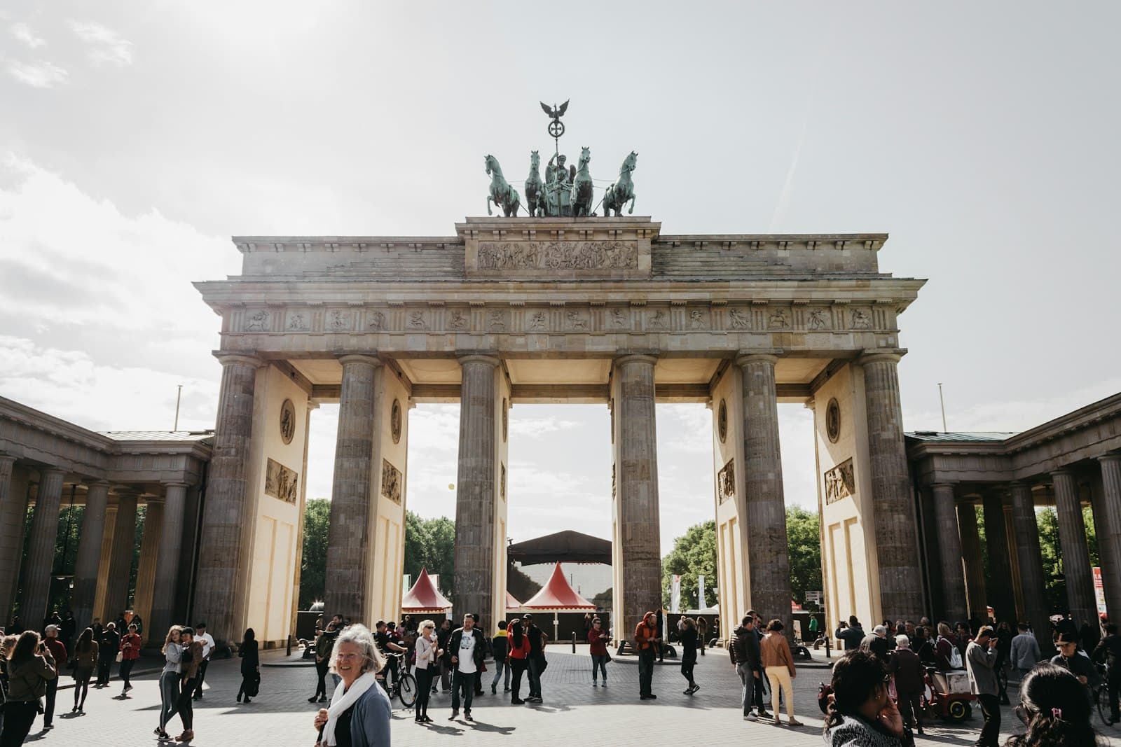 Helle Gebäudefassade mit Fenstern in Berlin