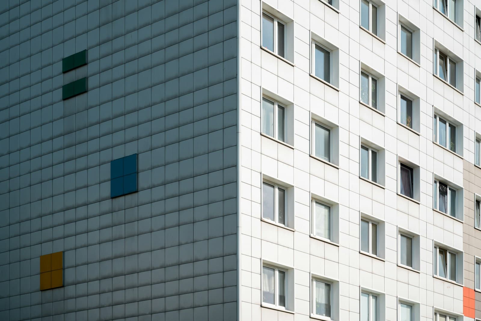 Bunte moderne Fassade mit Fenstern in Berlin
