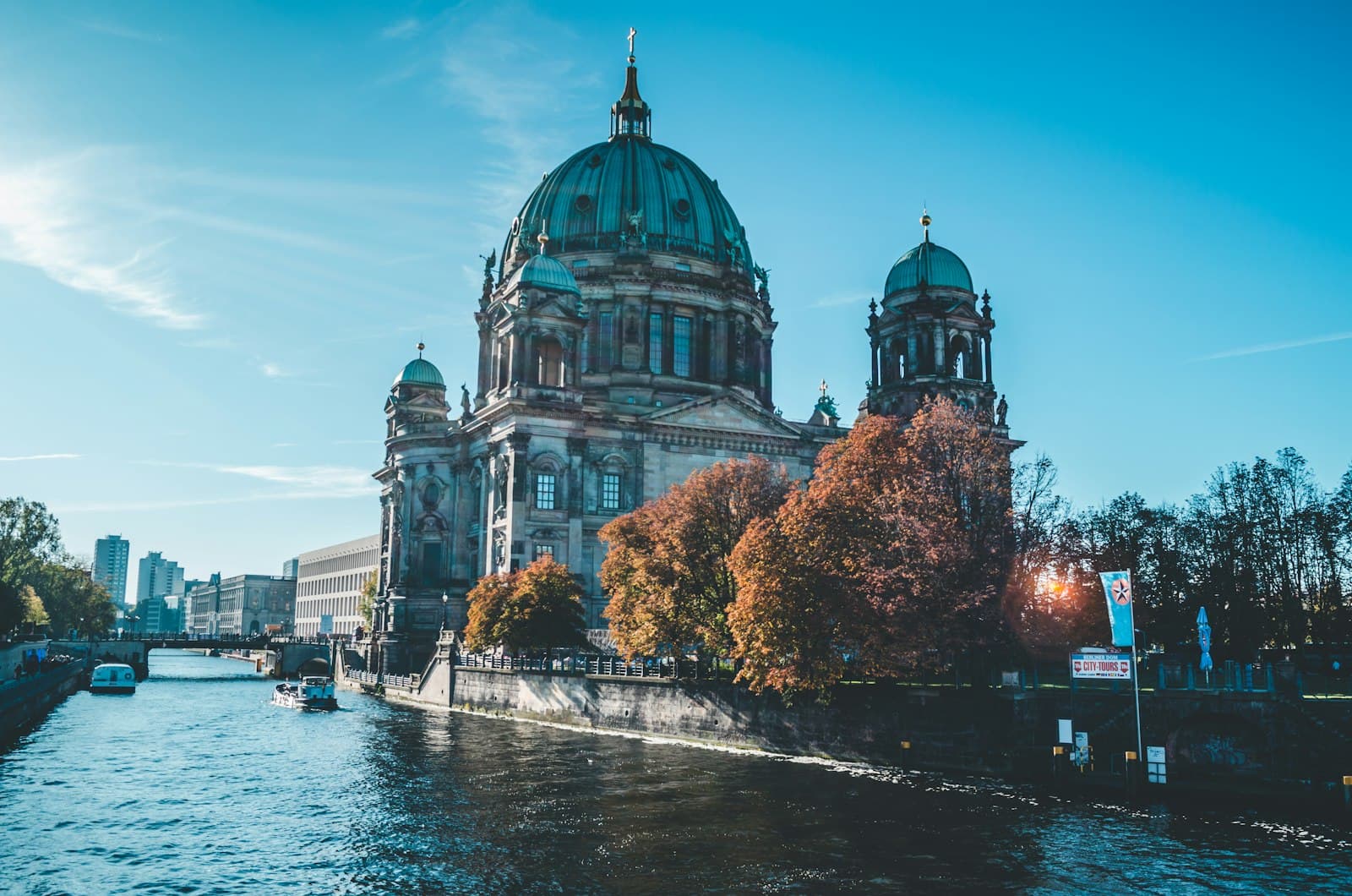 Berliner Dom und historische Fassaden