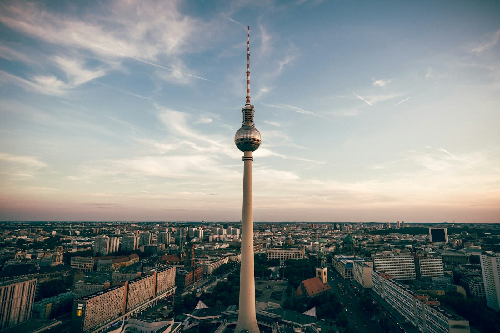 Berliner Fernsehturm und Skyline am Abend