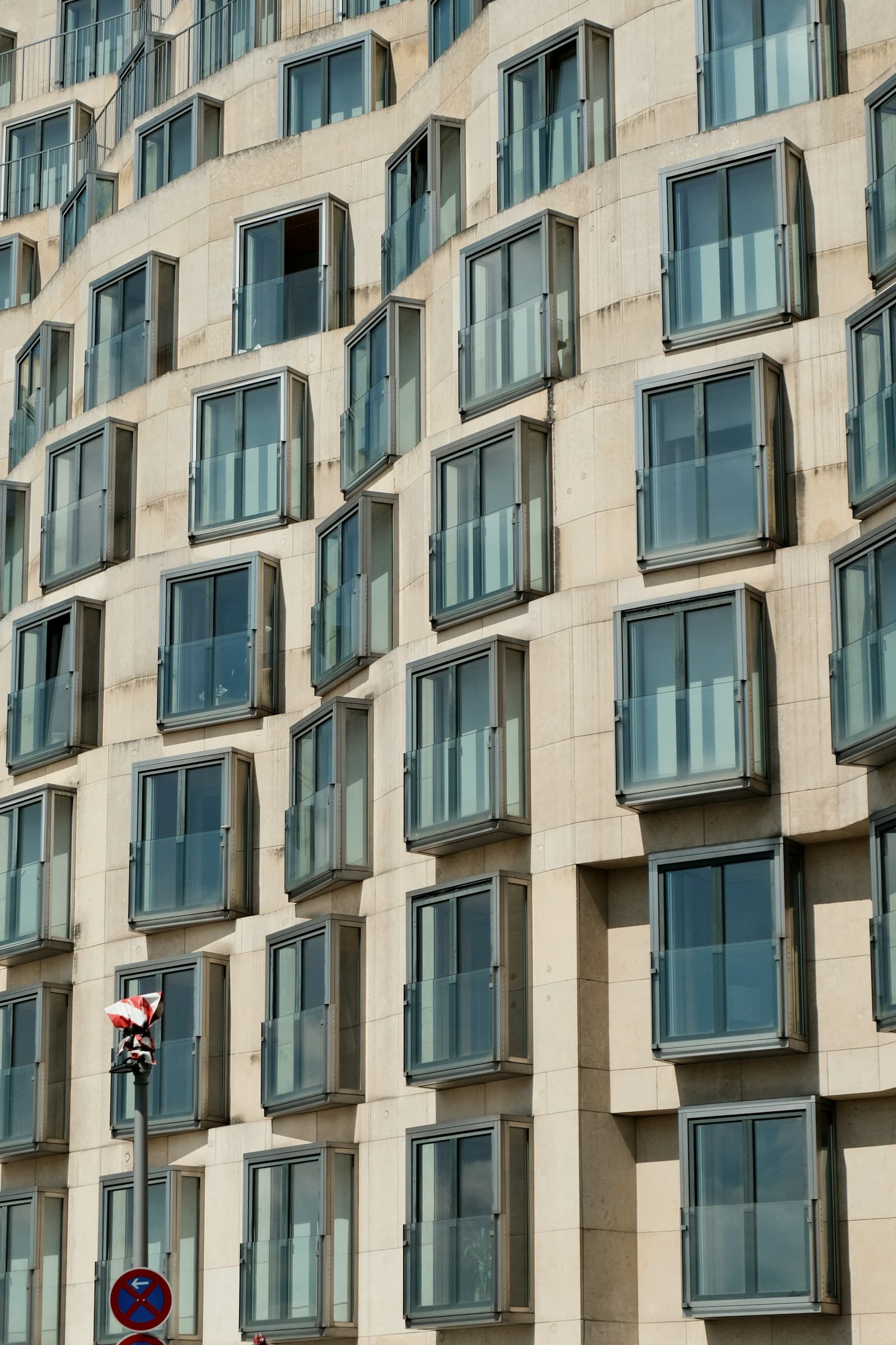 Wohnfassade mit vielen Fenstern in Berlin
