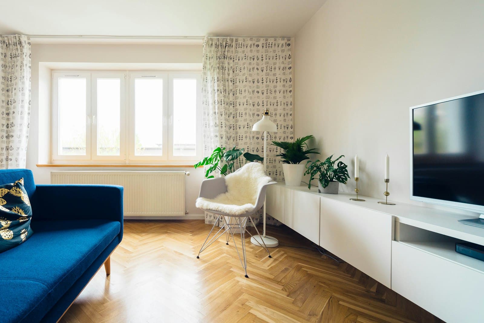 Modernes Wohnzimmer mit großen klaren Fenstern