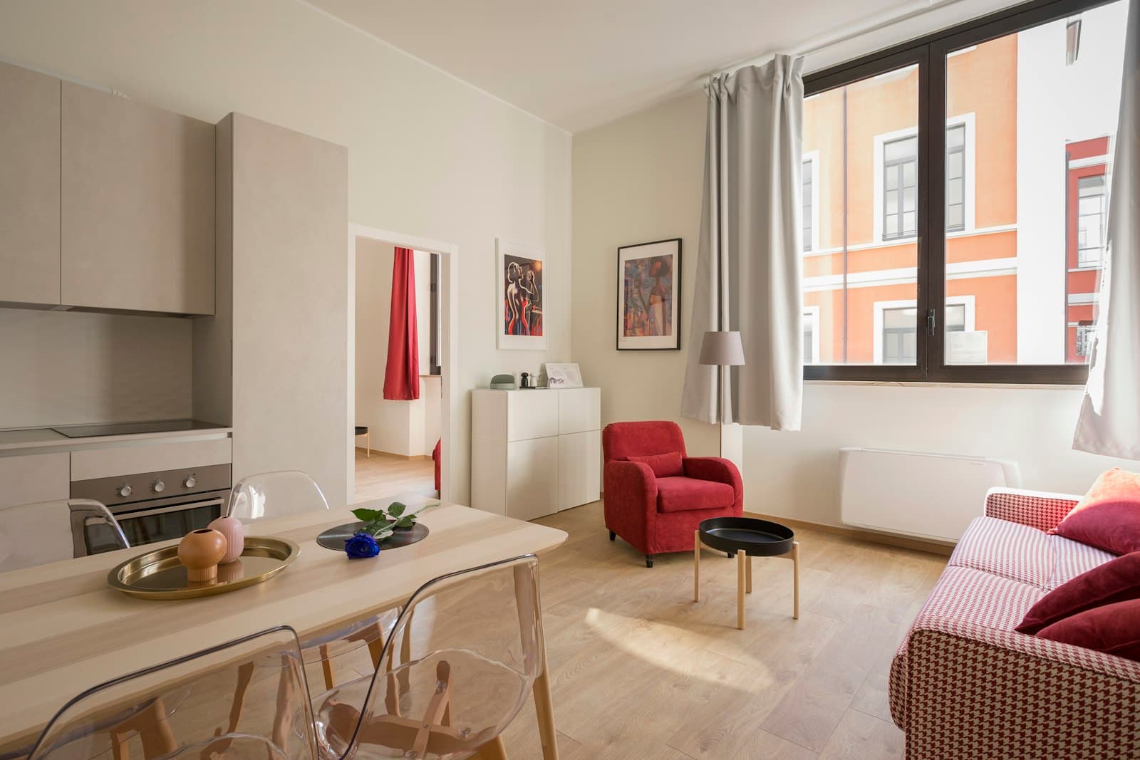 Helle Wohnung mit großem Fenster und Vorhängen