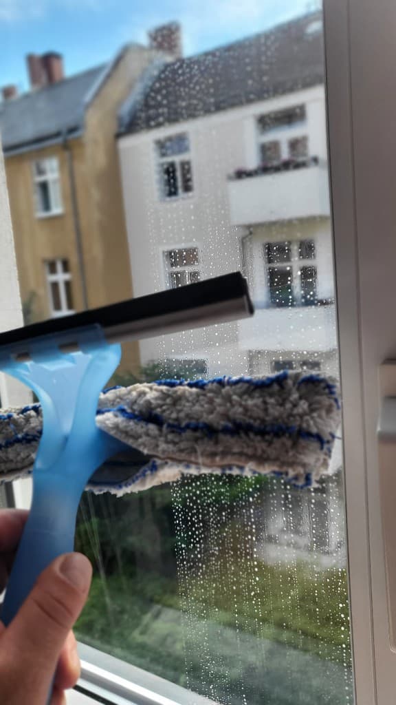 Abzieher am Berliner Fenster – streifenfreie Glasreinigung